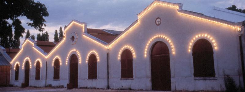 Une production théâtrale moderne de Molière affichant des influences claires de la Commedia dell'arte